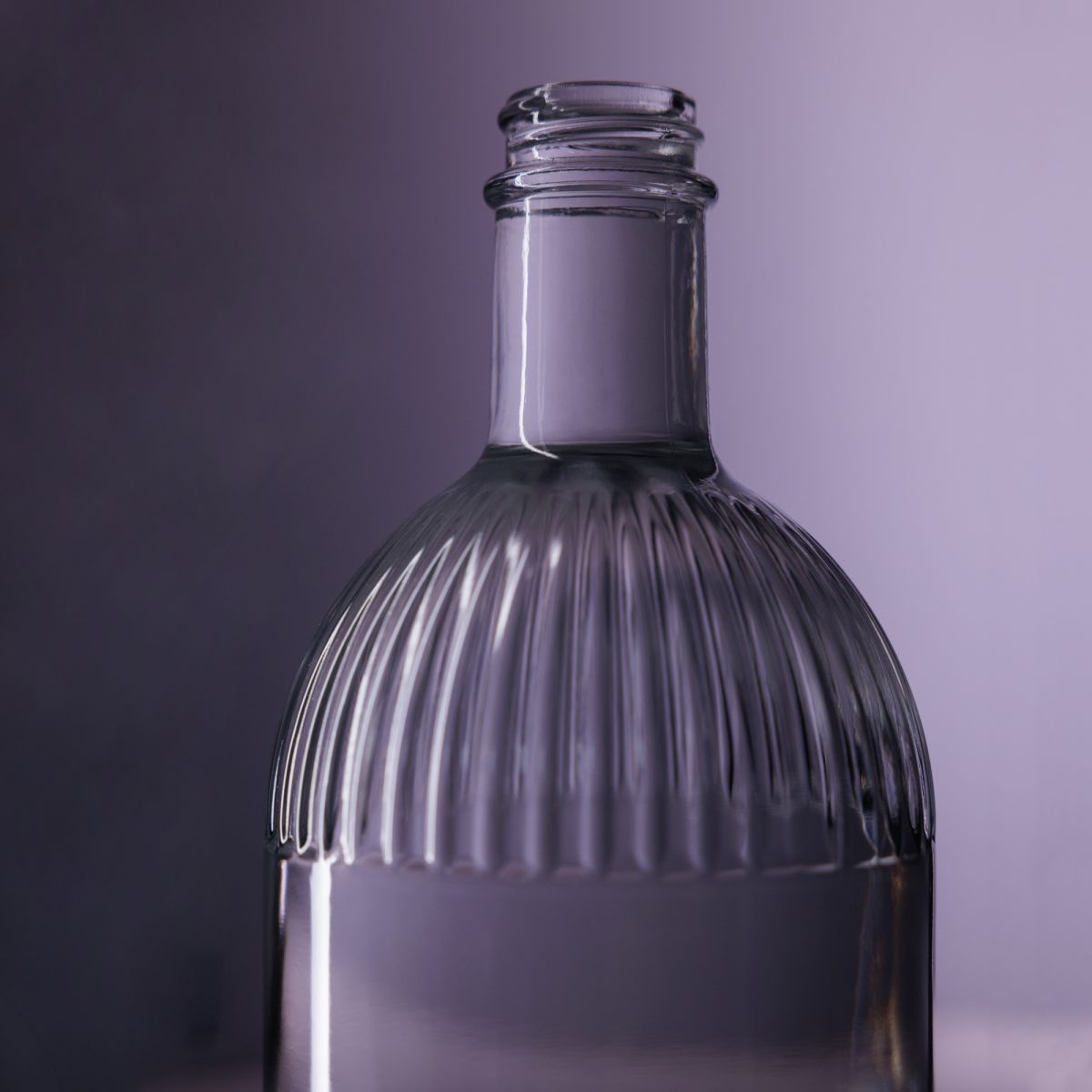 Flasche Florence 0,5 Liter gefüllt, in einem Raum mit natürlichem Licht aufgestellt.