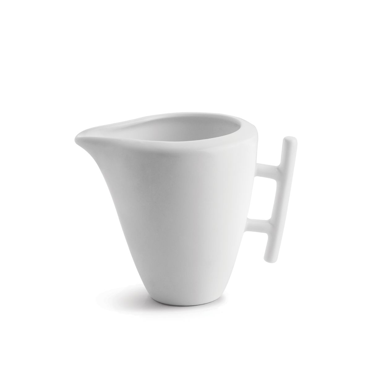 Krug Squito 23 cl. in weiß, abgebildet in der Vorderansicht mit glatter Oberfläche und dezentem Ausgießer.