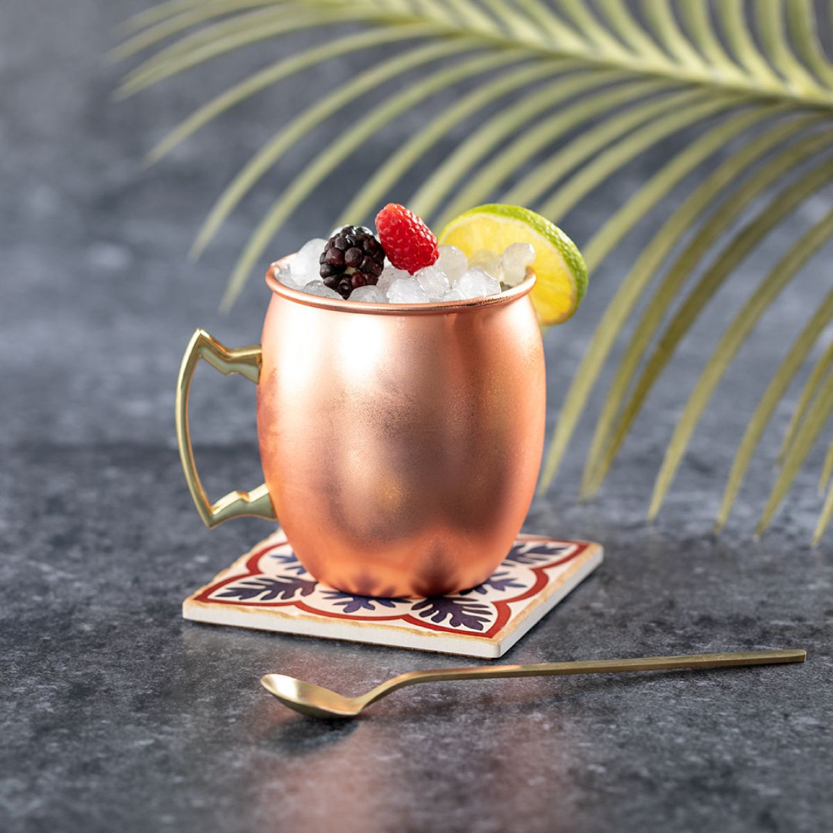 Gefüllter Moscow Mule Becher 50 cl.  aus Edelstahl im Raum, dargestellt als Getränkebecher im Gebrauch.