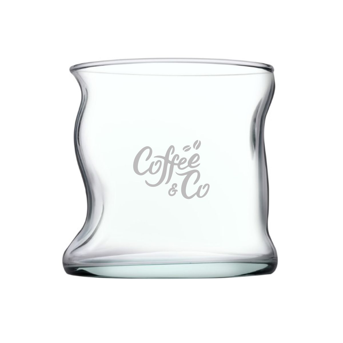Vorderansicht Nami Matcha-Glas mit eingraviertem CoffeeCo-Logo, transparentes Matcha-Glas mit dezenter Gravur im Glas.
