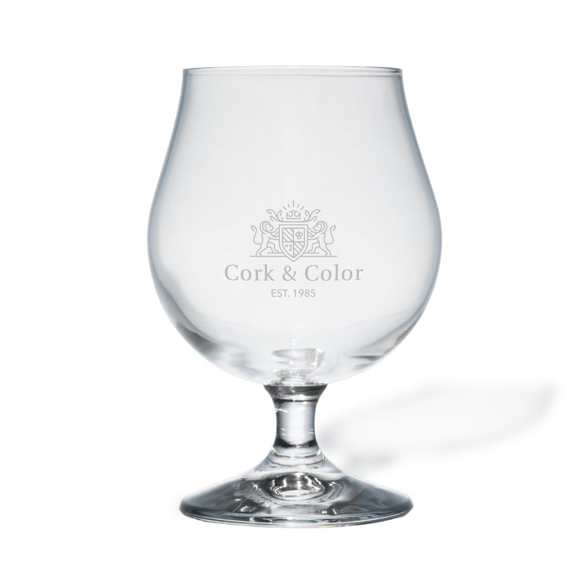 Vorderansicht des Bierglas Breughel 38 cl. mit eingraviertem CorkColor Logo in der Mitte der Glasoberfläche.