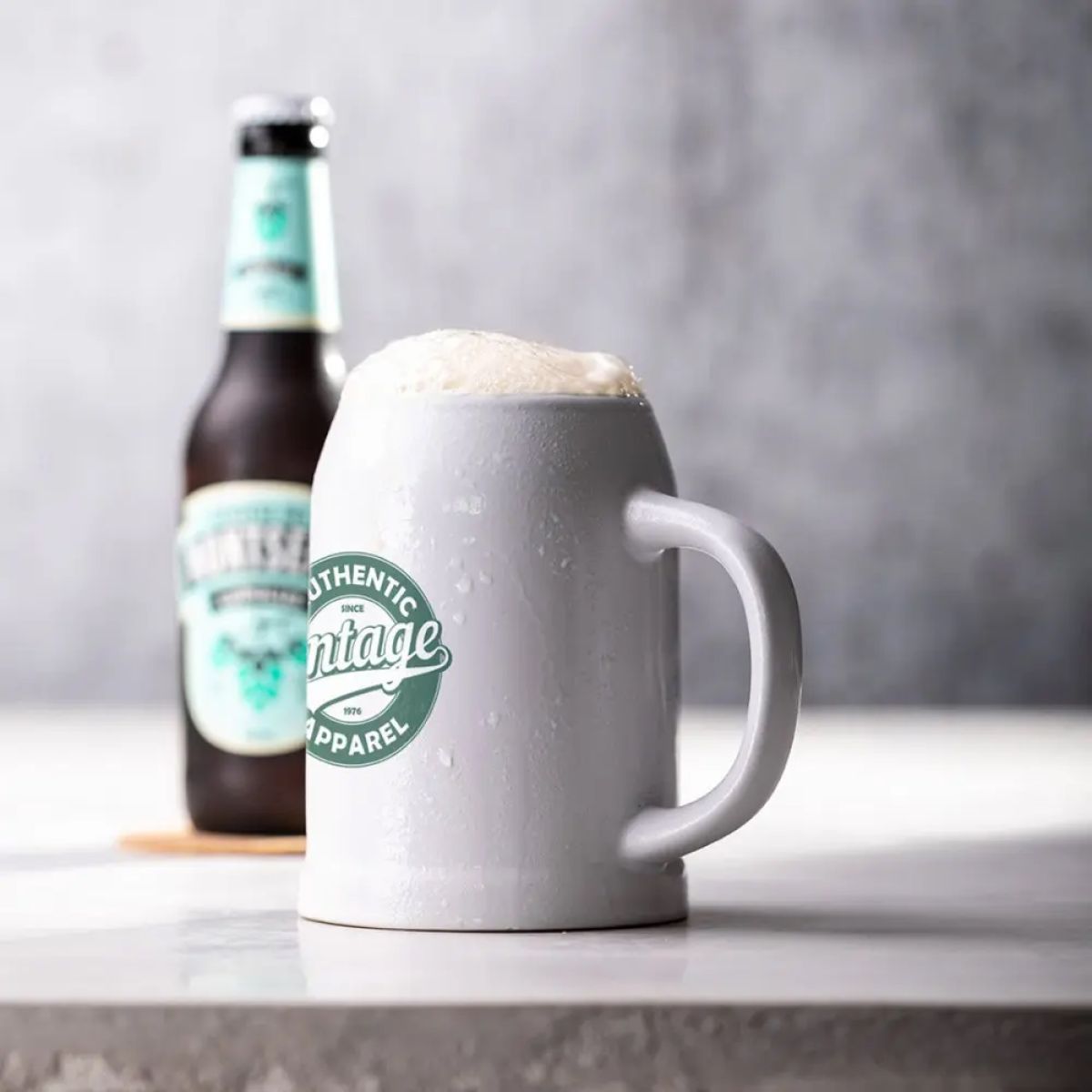 Gefüllter Bierkrug Hamburg 70 cl. mit aufgedrucktem Logo, stimmungsvoll auf den Tisch gestellt.