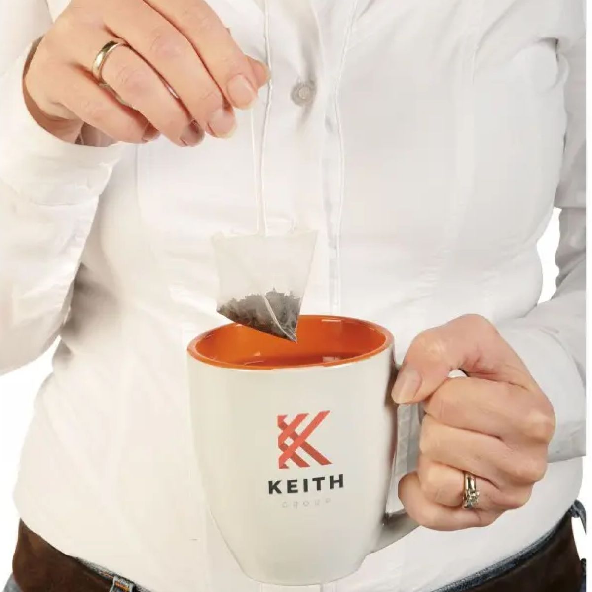 Mood Bild von Big Drink Becher 45 cl. Porzellan im Einsatz mit heißem Getränk, in der Hand gelegt.