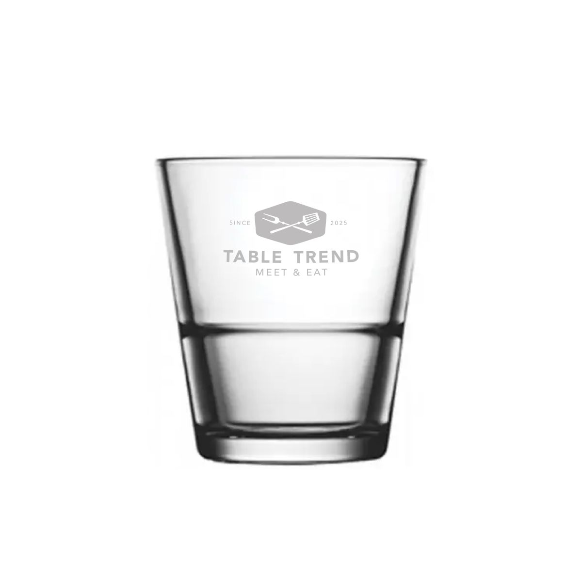 Graviertes TableTrend-Logo auf der Vorderseite des stapelbaren Schnapsglases Grande S 7,2 cl