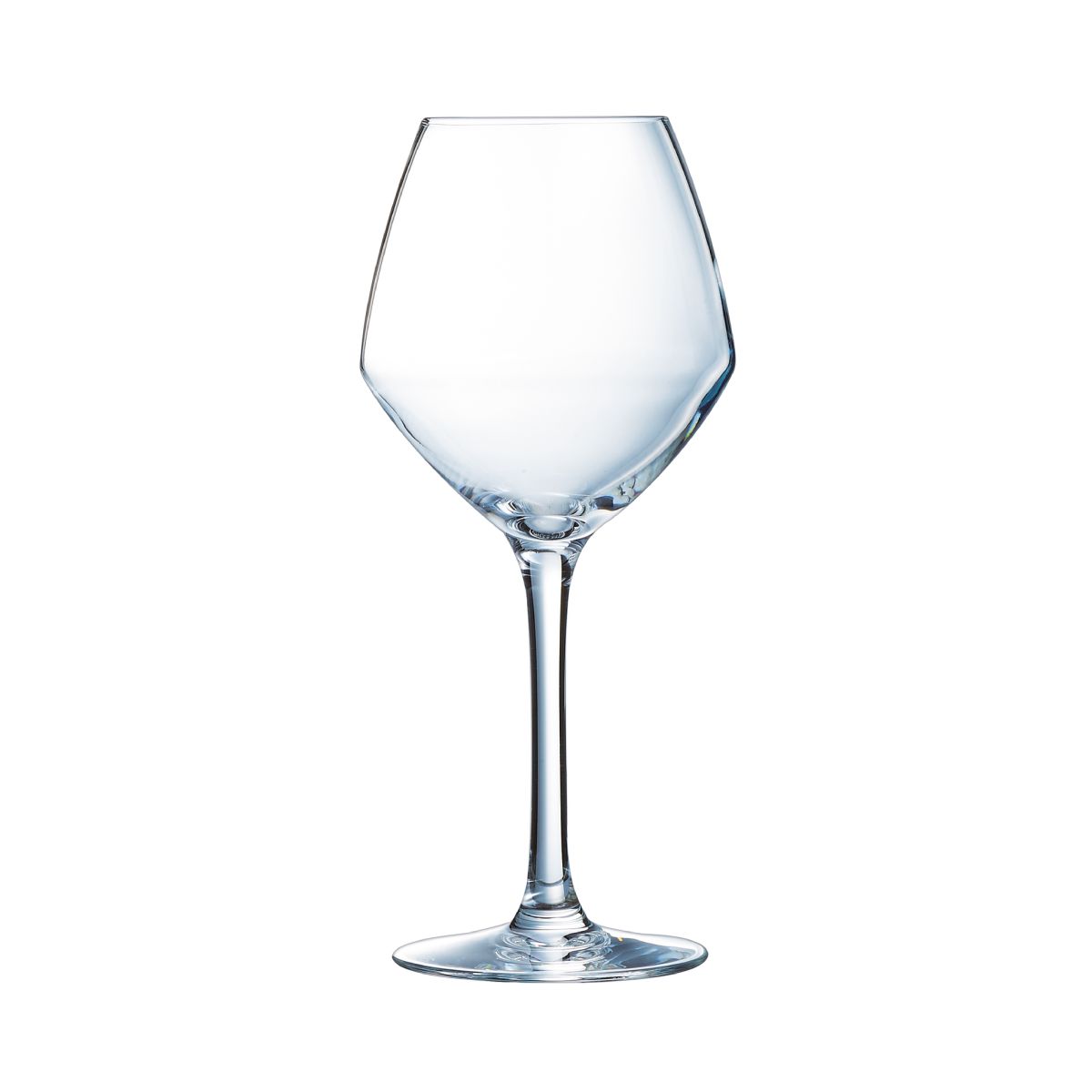 Klares 35cl Cabernet-Jungweinglas im Glas, direkt von vorne sichtbar auf weißem Hintergrund. Klares 35cl Cabernet-Jungweinglas im Glas, direkt von vorne sichtbar auf weißem Hintergrund.