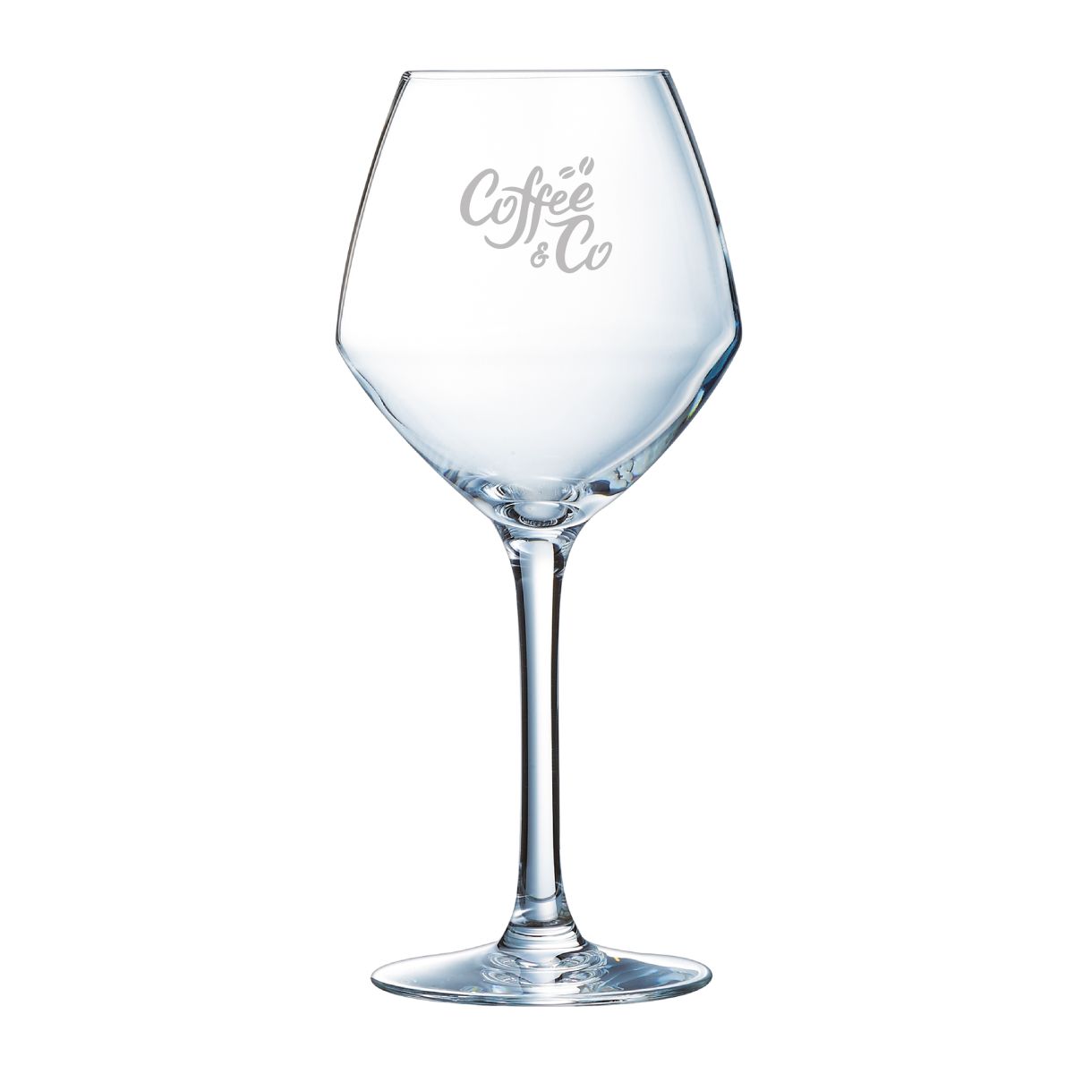 Gravur des CoffeeCo-Logos auf der Vorderseite des 47 cl Cabernet young Glases, dezent sichtbar.