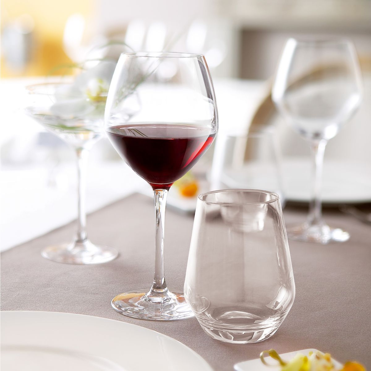 Gefülltes Weinglas Cabernet jung 47 cl. im Einsatz in einem atmosphärischen Raum.