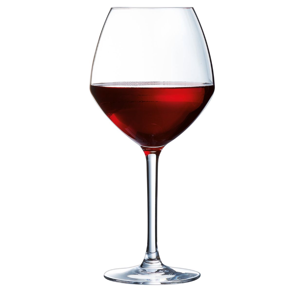 Cabernet junges Weinglas 58 cl. gefüllt mit Rotwein, fotografiert vor weißem Hintergrund.