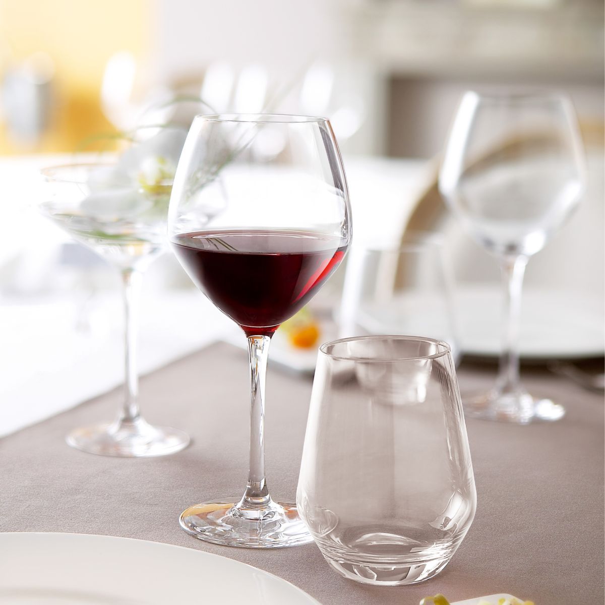 Gefülltes Cabernet Jungweinglas 58 cl. Präsentiert in einem stimmungsvollen Rahmen.