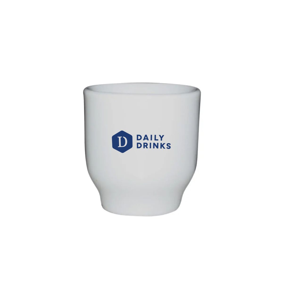 Eierbecher aus weißem Porzellan mit einfarbigem DailyDrinks-Logo auf der Vorderseite.