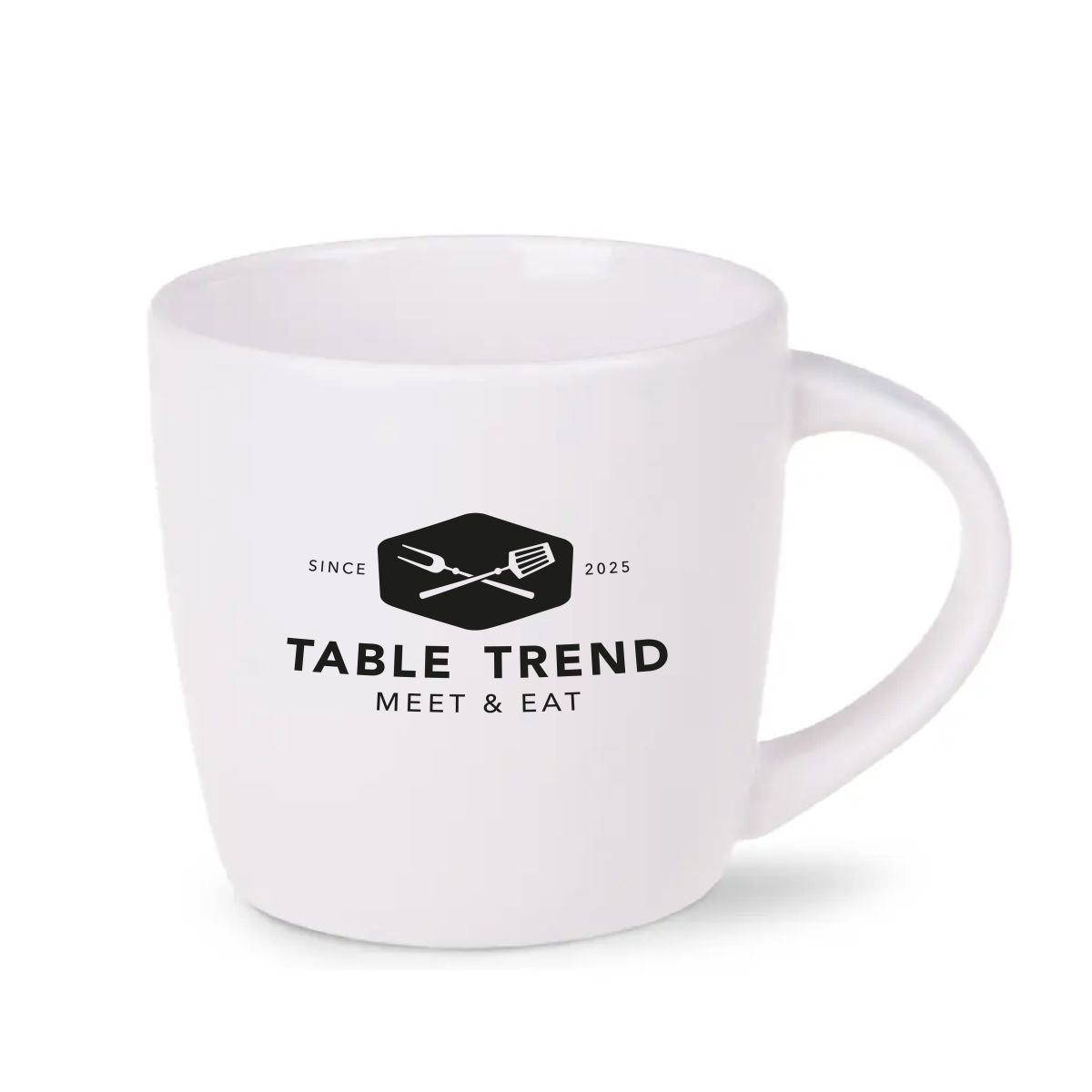 Handlicher Becher Weißes 30 cl Porzellan in Vorderansicht mit einfarbigem TableTrend-Logo in der Mitte des Bechers.