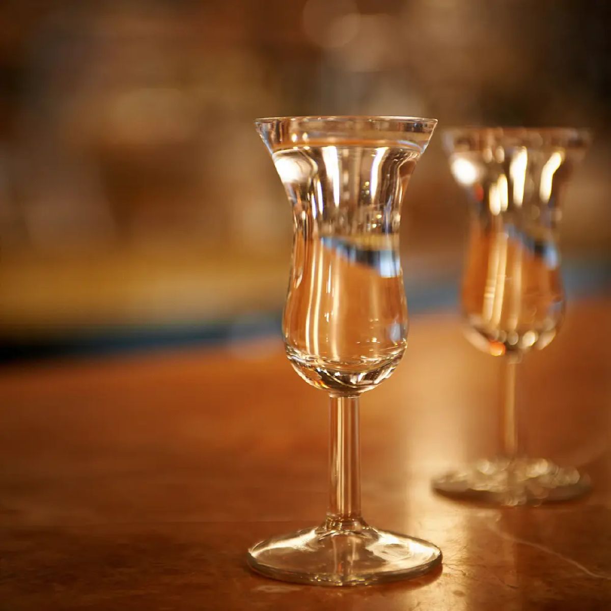 Gefülltes Intermezzo Schnapsglas 5 cl. mit langem Stiel in stimmungsvollem Rahmen.