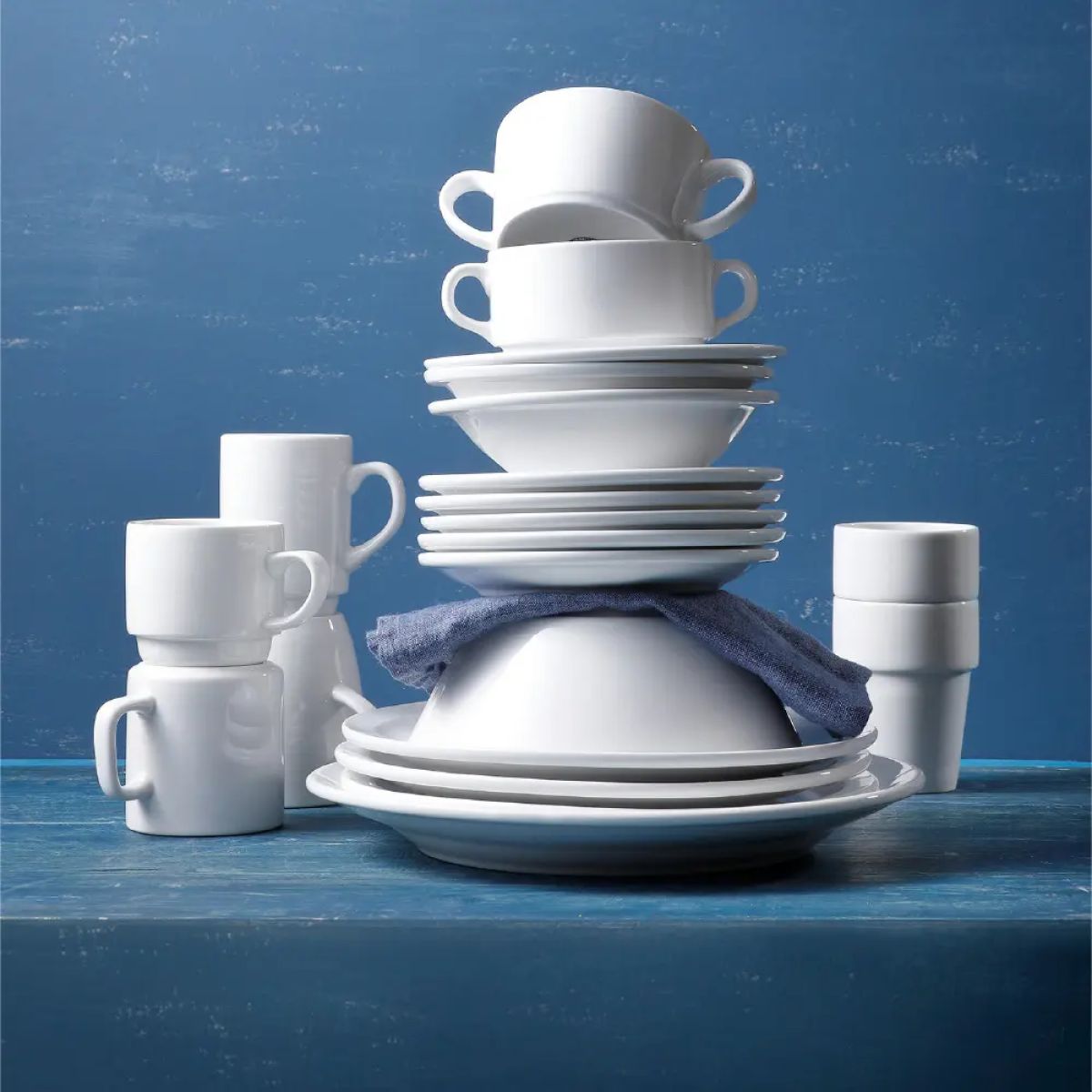 Atmosphärische Darstellung von Budgetline Wide Tasse und Untertasse 20 cl Porzellan vor blauem Hintergrund