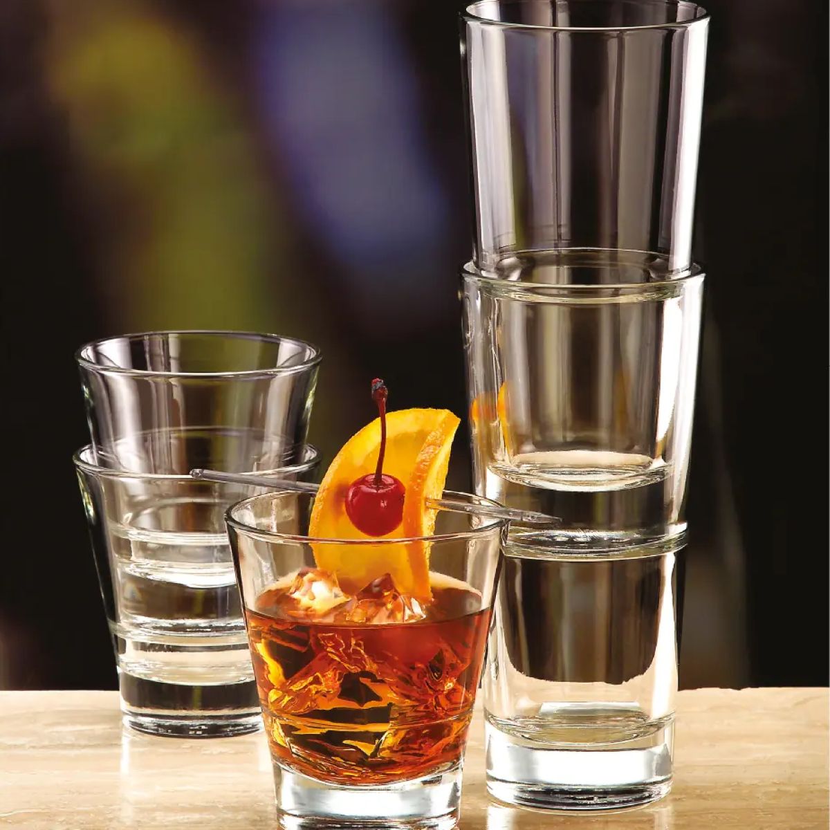 Gefülltes Longdrinkglas Libbey Endeavor 35 cl. in attraktivem Rahmen auf dem Tisch präsentiert.