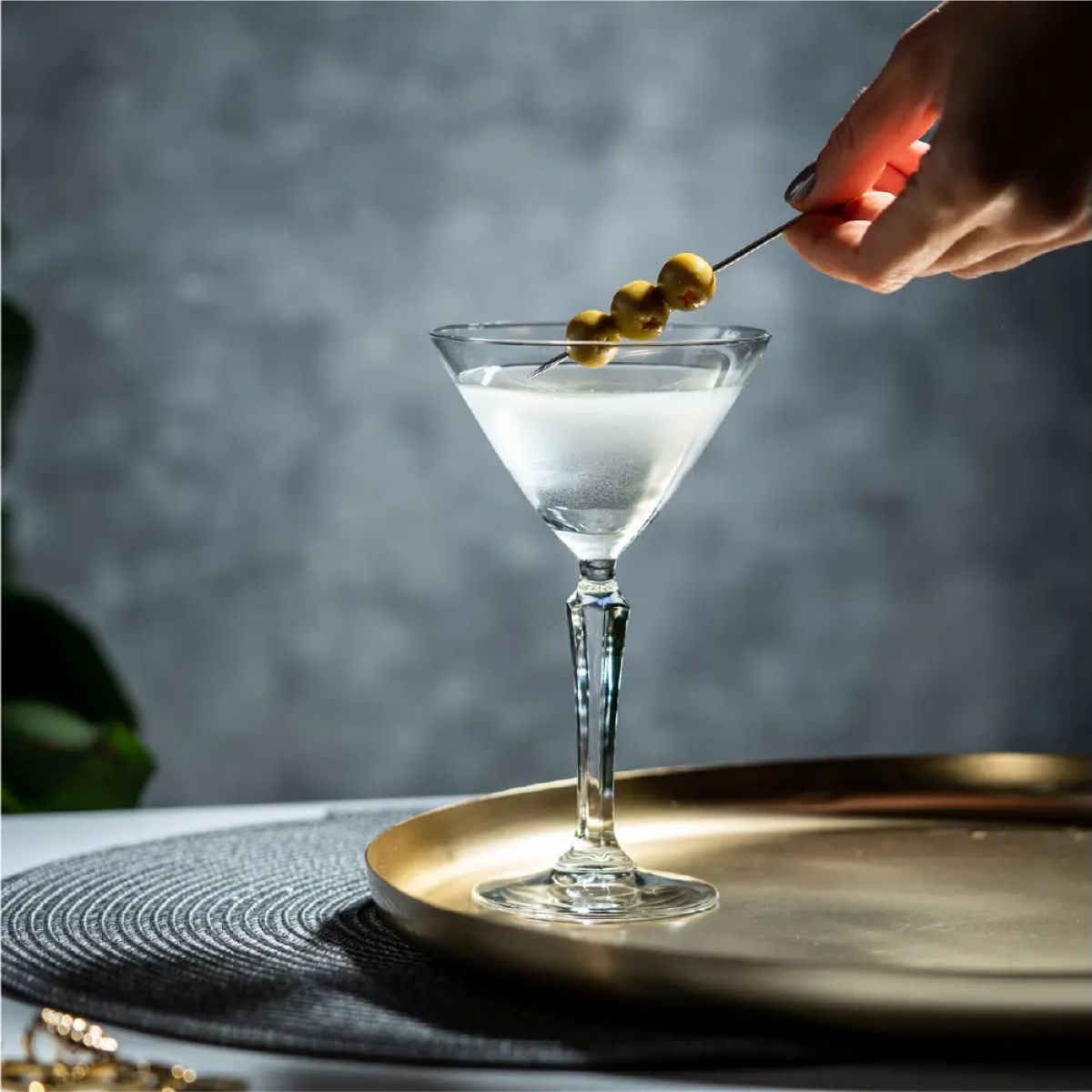 Martiniglas Libbey Spksy 19 cl. in Gebrauch gezeigt, mit Inhalt und Aktion in Stimmung Bild.