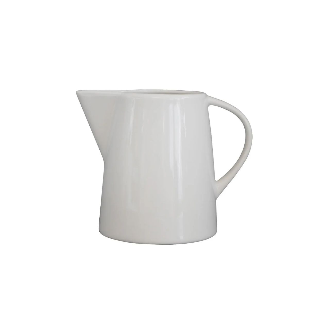 Milchkanne Eva 20 cl. aus weißem Porzellan in Vorderansicht mit sichtbarem Ausgießer und ovalem Henkel. Milchkanne Eva 20 cl. aus weißem Porzellan in Vorderansicht mit sichtbarem Ausgießer und ovalem Henkel.