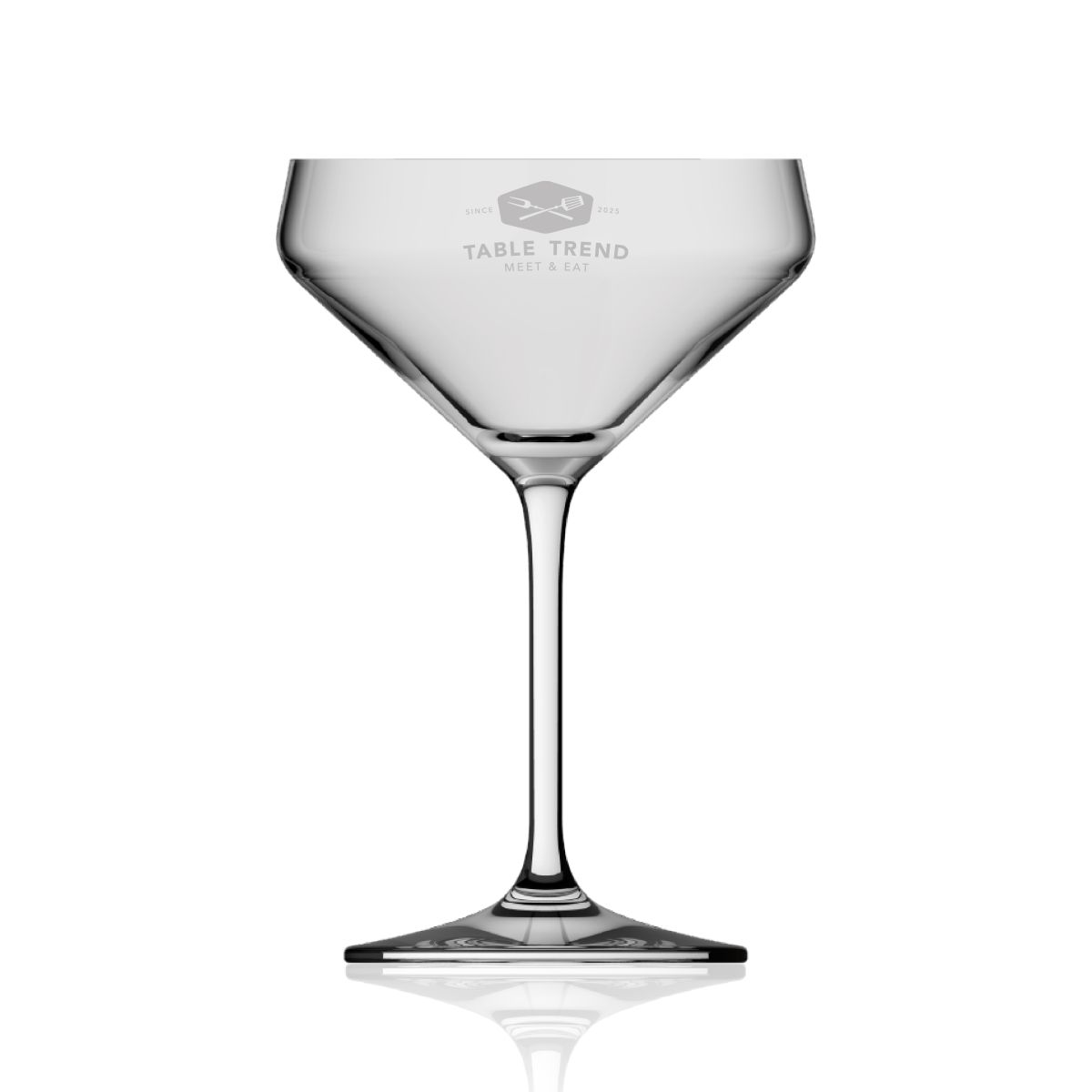 Eingraviertes TableTrend-Logo auf der Vorderseite des Melody Coupé-Glases 31 cl, sichtbar auf klarem Glas.