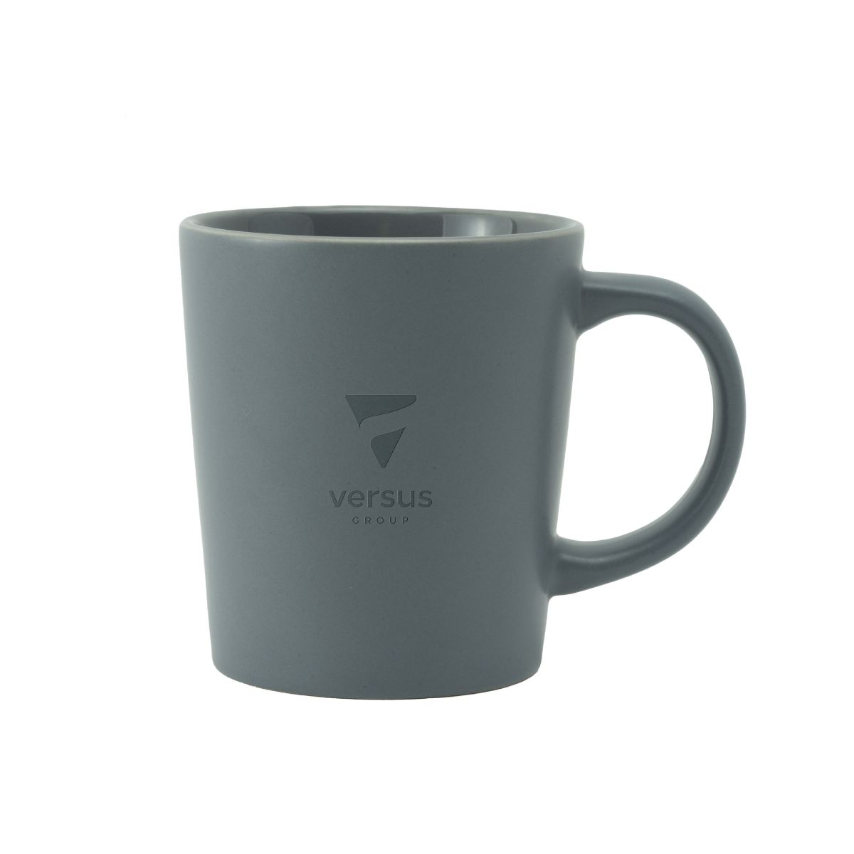 Vorderseite des Tasse Ponti Matt 25 cl. mit matter Oberfläche und aufgedrucktem Logo 'versusgroup'.