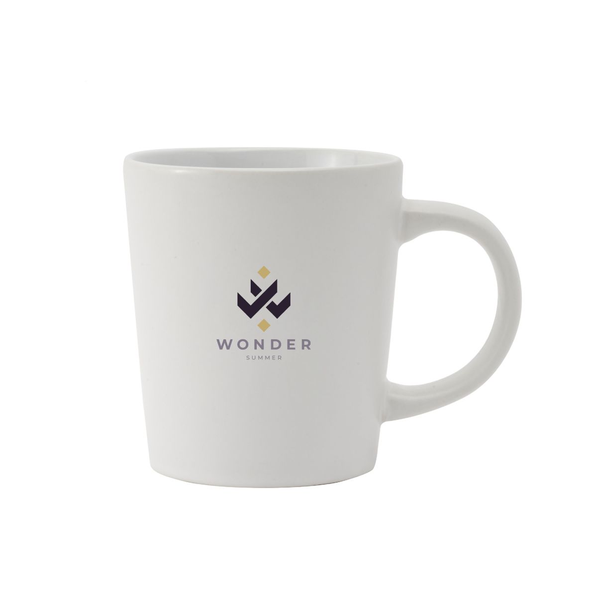 Tasse Ponti Matt 25 cl. aus mattweißer Keramik, Vorderansicht mit weißem Logo 'wondersummer' zentral auf dem Becher. Tasse Ponti Matt 25 cl. aus mattweißer Keramik, Vorderansicht mit weißem Logo 'wondersummer' zentral auf dem Becher.