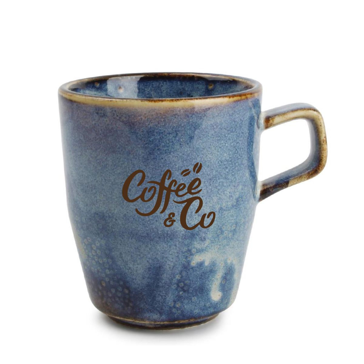 Vorderansicht Nova-Becher 28 cl Porzellan mit einfarbigem CoffeeCo-Logo in der Mitte, glatter Wand und Henkel.