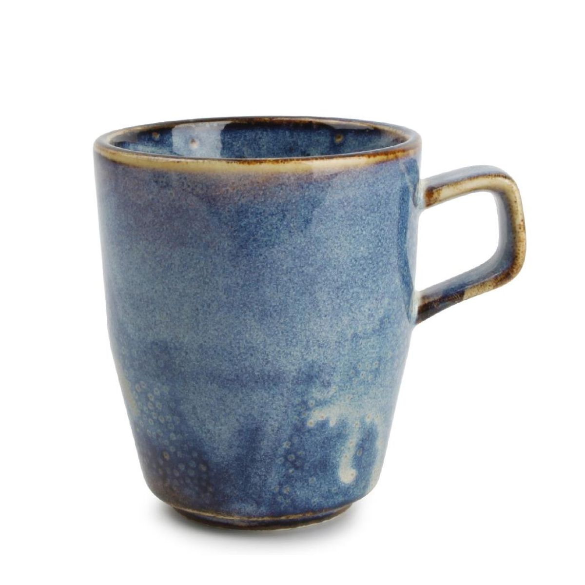 Vorderansicht der Nova Tasse 28 cl aus Porzellan, gerader Zylinder mit Henkel und flachem Boden, neutral weiß. Vorderansicht der Nova Tasse 28 cl aus Porzellan, gerader Zylinder mit Henkel und flachem Boden, neutral weiß.