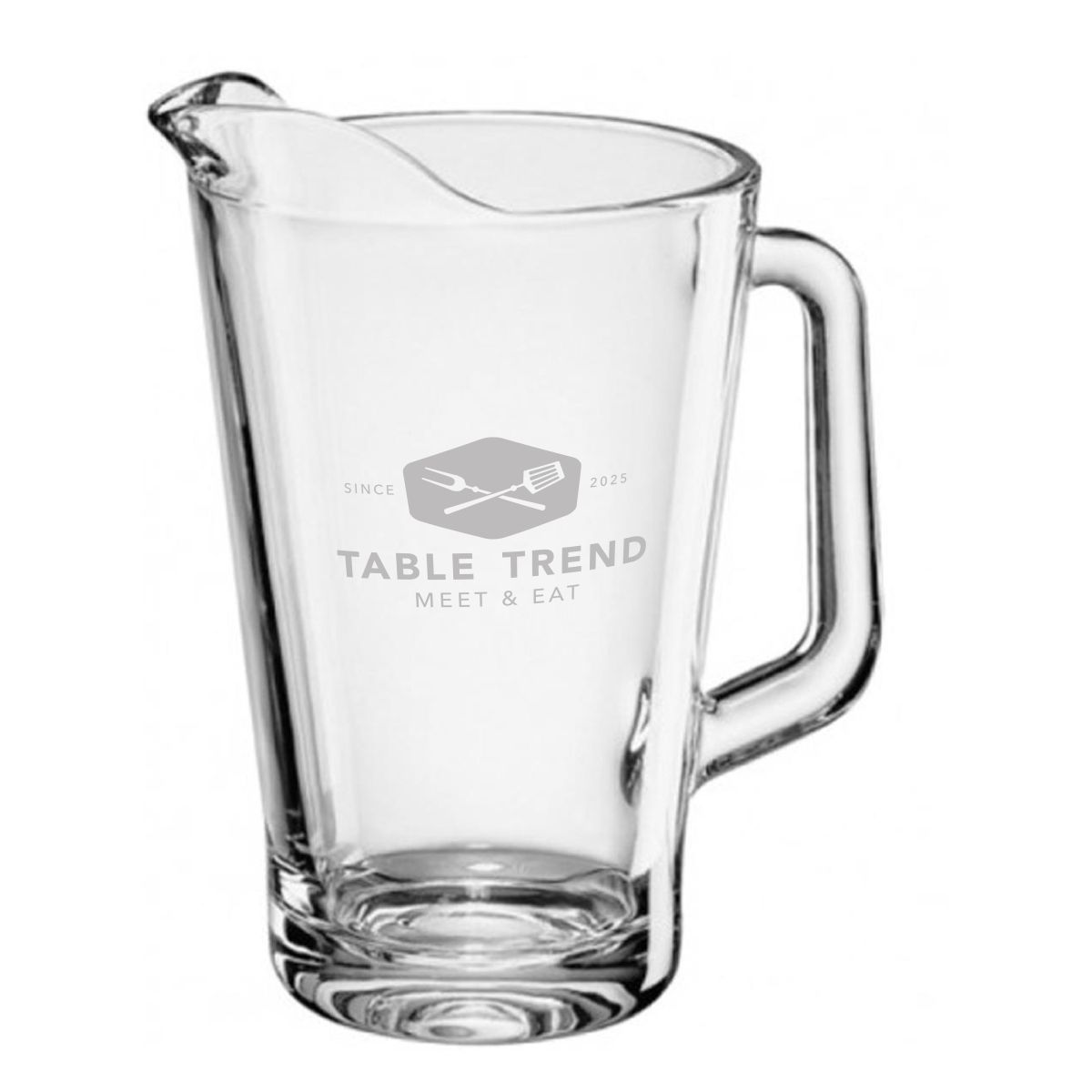 Graviertes TableTrend-Logo auf der Vorderansicht des Pitcher Conic 1,8-Liter-Glases.