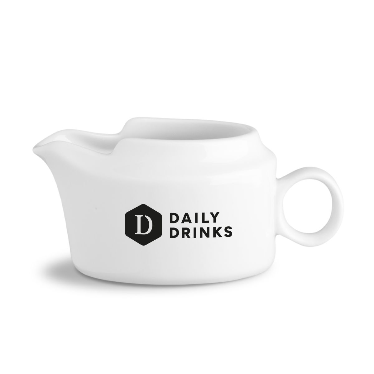 Sauciere aus Porzellan 25 cl. mit schwarzem DailyDrinks-Logo in der Vorderansicht, minimalistisches Design.