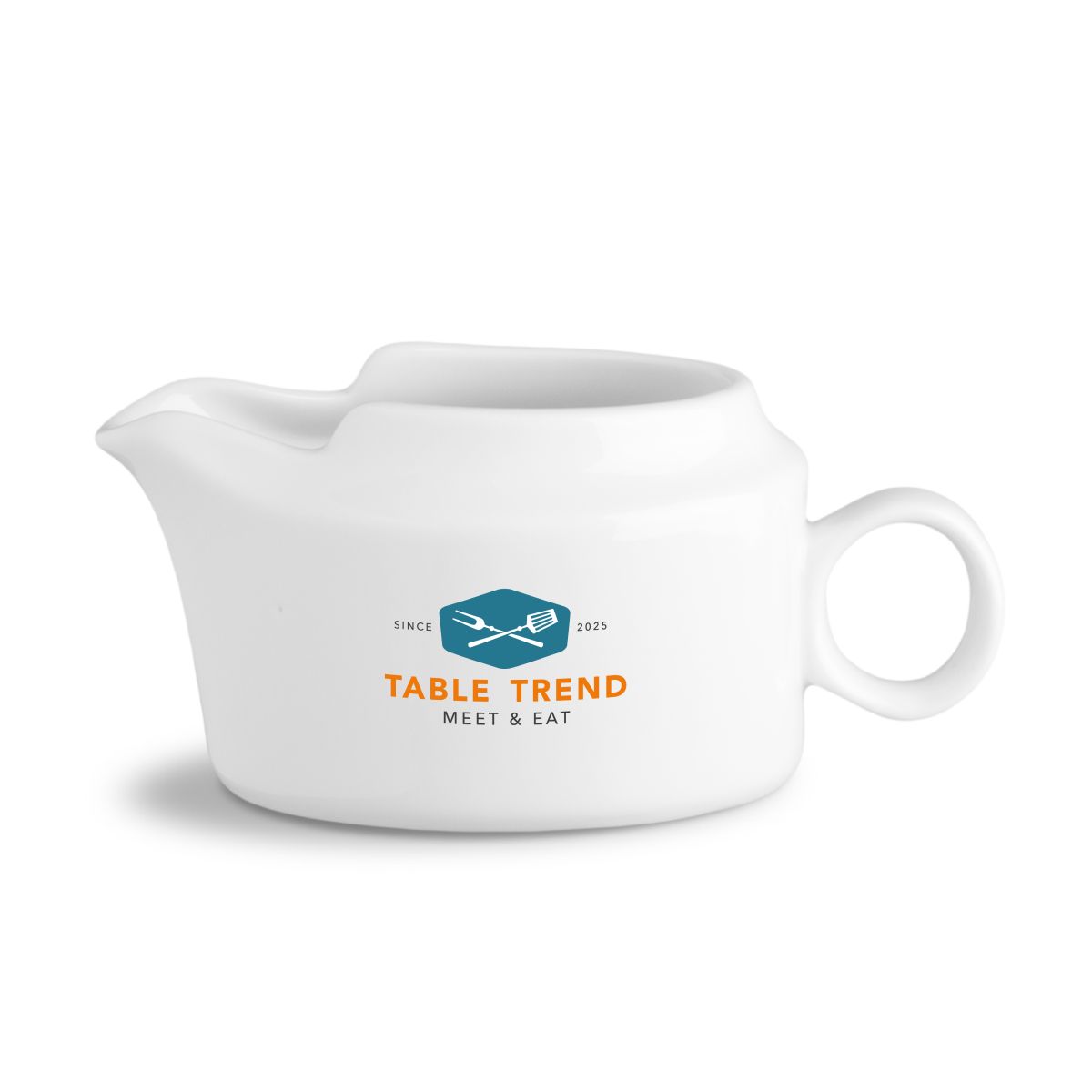 Sauciere 25 cl. mit mehrfarbigem TableTrend-Logo in der Vorderansicht, runde Form.