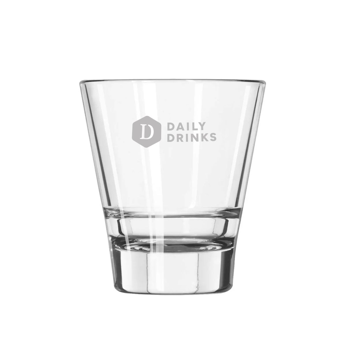 Gravur des DailyDrinks-Logos auf der Vorderseite des Tumbler Libbey Endeavor 20 cl. minimalistische Darstellung.