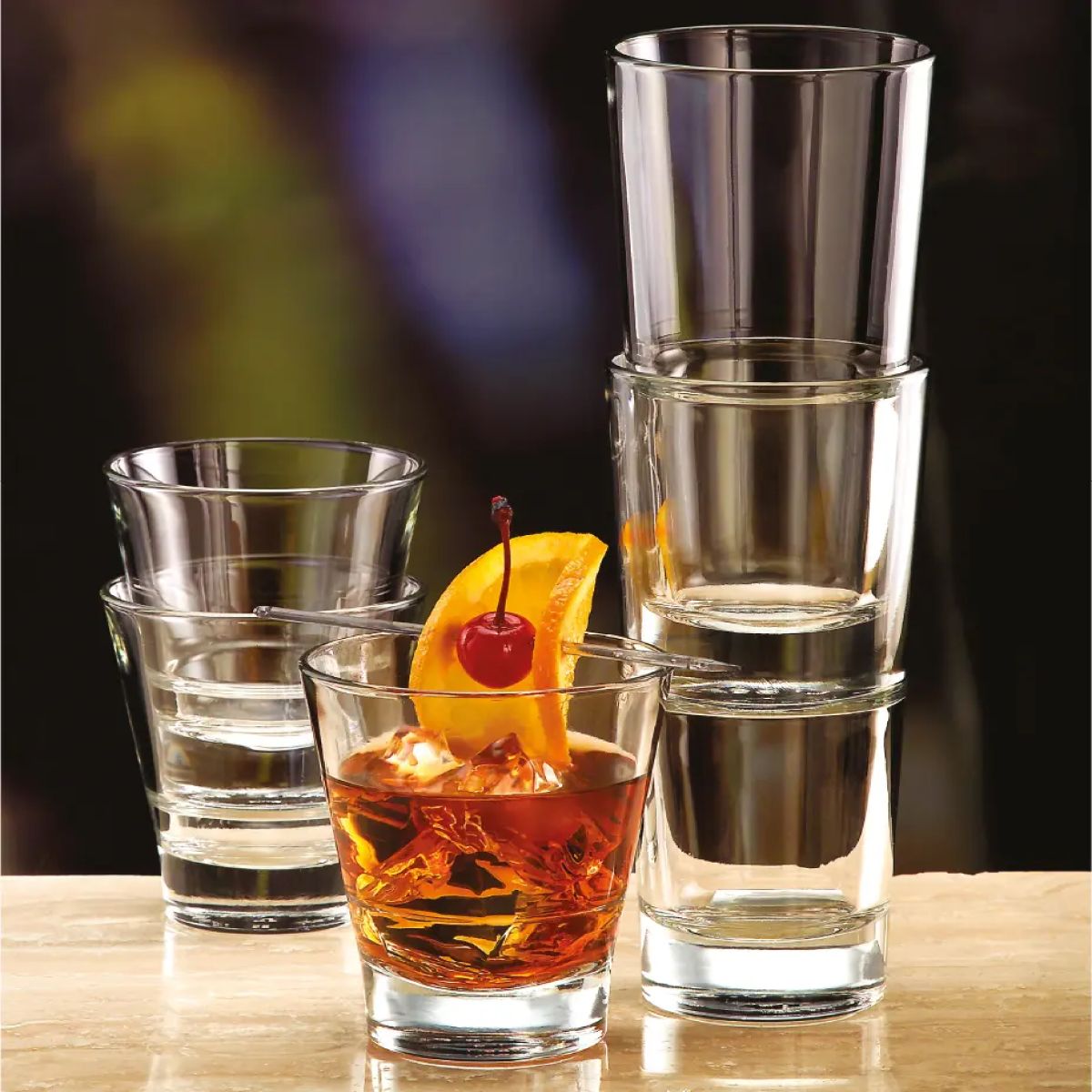 Tumbler Libbey Endeavor Glas 26 cl. mit gedrucktem Logo, in einem atmosphärischen Gebrauch Einstellung platziert.