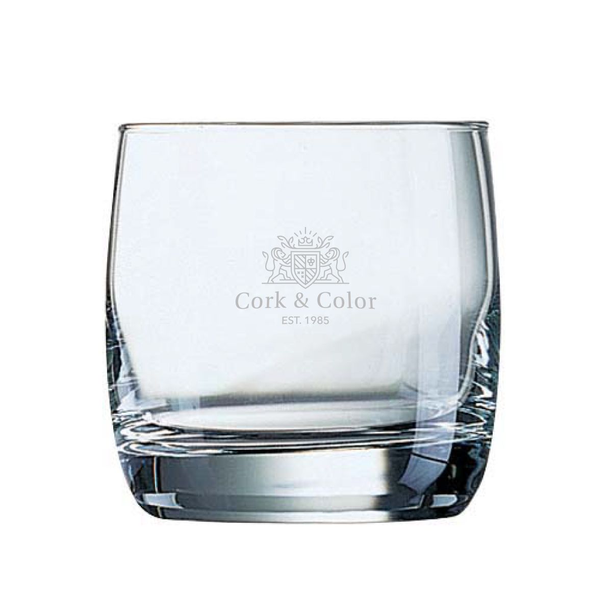 Transparenter Vigne Becher 31 cl. mit fein eingraviertem CorkColor-Logo auf der Vorderseite, dezent sichtbar auf klarem Glas.
