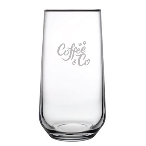 Transparentes Longdrinkglas Allegra 47 cl mit eingraviertem CoffeeCo-Logo auf der Vorderseite des Glases.