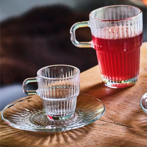Barshine-Espressountertasse aus Glas mit einer Größe von 14 cm in einer stimmungsvollen Umgebung.