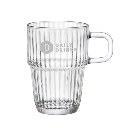 Gravur des DailyDrinks-Logos auf der Vorderseite des Barshine Latte-Glases 31,5 cl in Klarglas.