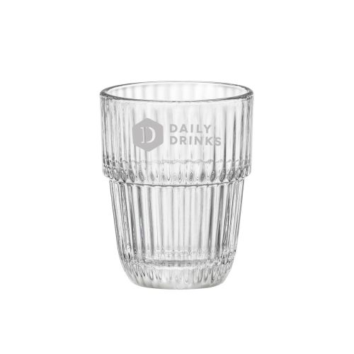 Eingraviertes DailyDrinks-Logo auf der Vorderseite des Barshine Tumbler 6,8 cl. Glas.