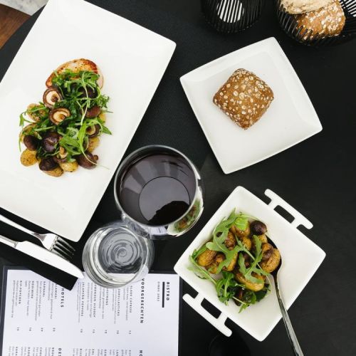 Teller Quadratisch Squito 18 cm aus Porzellan mit Füllung in einer stimmungsvollen Umgebung.