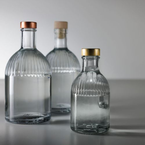 Flasche Florence 0,2 Liter, gefüllt mit Spirituosen, aufgestellt in einem Raum mit natürlicher Umgebung.