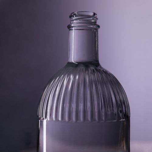 Flasche Florence 0,5 Liter gefüllt, in einem Raum mit natürlichem Licht aufgestellt.