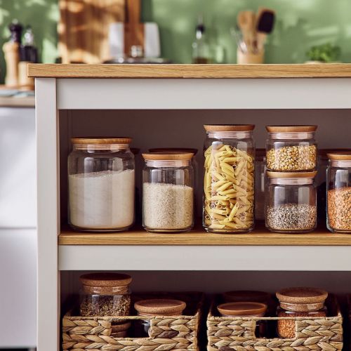 Glass mit Deckel 0,5 Liter, das als stimmungsvolle Skulptur in einem stilvollen Innenraum platziert wird.