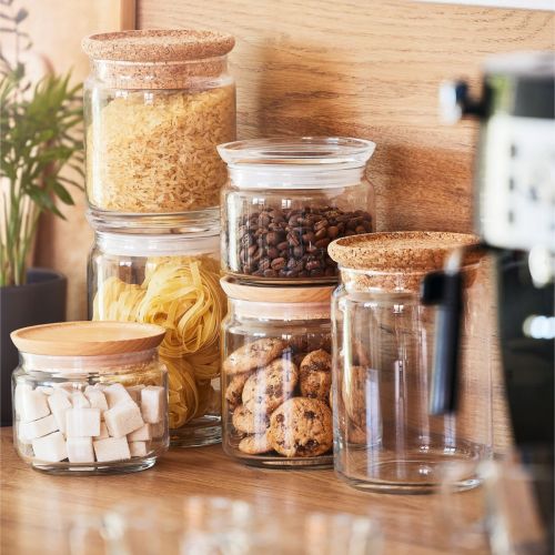 Glass mit Deckel 0,75 Liter mit Füllung, das in einem atmosphärischen Raum als Abbild der Verwendung aufgestellt wird.