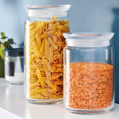 Glass mit Deckel 1,5 Liter mit Füllung und Logo im Stimmungsraum, transparentes Vorratsglas als Küchenaccessoire.