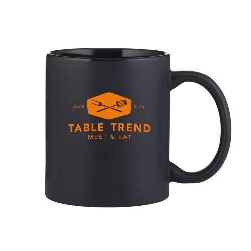 Kitty Becher aus mattem 35 cl. Porzellan mit einfarbigem TableTrend Logo auf der Vorderseite.