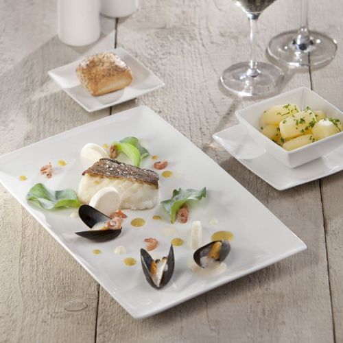 Schüssel quadratisch Squito 23 cm aus Porzellan gefüllt und in einer Stimmung Raum platziert.