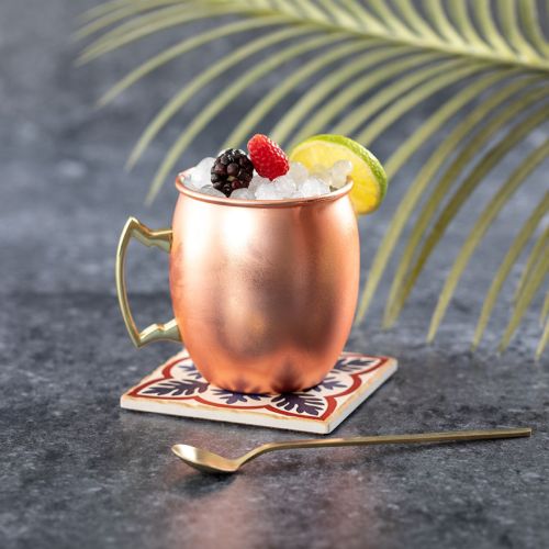 Gefüllter Moscow Mule Becher 50 cl.  aus Edelstahl im Raum, dargestellt als Getränkebecher im Gebrauch.