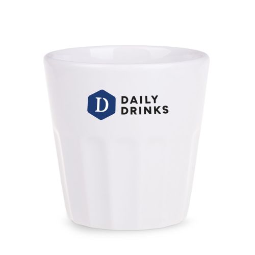 Noble Becher 26 cl. Porzellan mit mehrfarbigem DailyDrinks-Logo auf der Vorderseite.