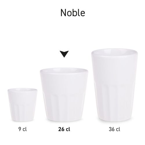 Serie von edlen Tassen aus Porzellan, die fein säuberlich nebeneinander präsentiert werden.