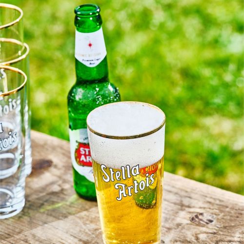 Stella Artois Bierglas 33 cl., gefüllt mit Bier und mit Logo versehen, in einem stimmungsvollen Rahmen.