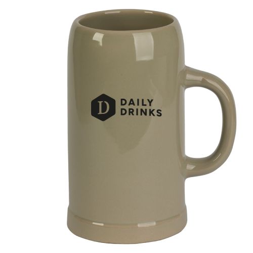 Steinkrug 1 Liter mit DailyDrinks-Logo in einer Farbe auf der Vorderseite des stabilen Bierkrugs.