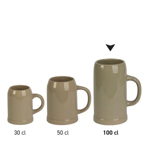 Serie von Bierkrügen aus Steingut mit unterschiedlichem Fassungsvermögen, die als Produktübersicht nebeneinander präsentiert werden.