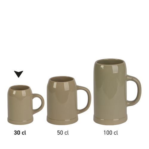 Serie von mehreren Bierkrügen aus Steingut nebeneinander, Übersicht über identische Bierkrüge.